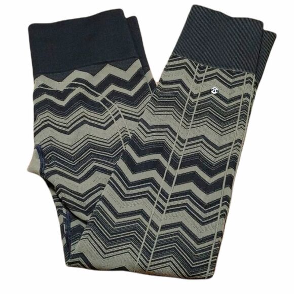 Lululemon Ebb To Street Pant Green Chevron Size 6 - Picture 1 of 6